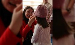 Gönüllü kadınların ördüğü atkı ve bereler çocuklara dağıtıldı