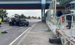 Samsun'da otomobilin çarptığı tramvay durağında hasar oluştu