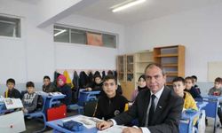 İlköğretim ve liseyi okuduğu okulda müdürlük yapıyor