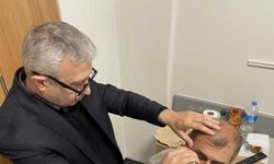 Mesleğini 53 yıldır sürdüren berber Avni, 28 yıldır da hastalara hizmet veriyor