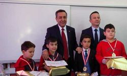 Milli Savunma Bakan Yardımcısı Dere, Çorum'da mezun olduğu okulda karne dağıttı