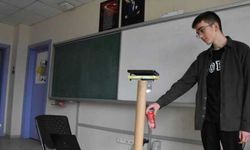 Öğrencilerin tasarladığı çöpleri ayrıştırabilen "yenilikçi geri dönüşüm kutusu" birinci oldu