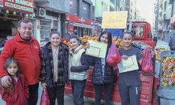 Ordu'da bir manav takdir belgesi alan öğrencilere meyve dağıttı