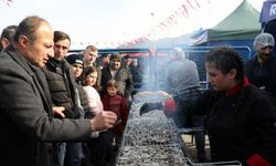 Rize'deki hamsi festivalinde 2,5 saatte 2,5 tonun üzerinde hamsi tüketildi