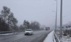 Samsun-Ankara kara yolunun Çorum kesiminde kar ulaşımı güçleştirdi