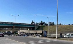 Samsun'da devrilen çöp yüklü tır trafiği aksattı