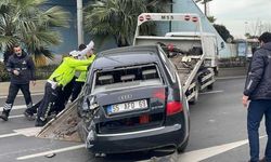 Samsun'da otomobilin çarptığı tramvay durağında hasar oluştu