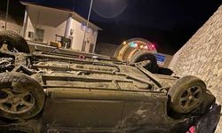 Sinop'ta istinat duvarına çarpıp devrilen otomobildeki 2 kişi yaralandı