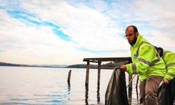 Su seviyesi düşen Sapanca Gölü'nün kıyı kesimleri atıklardan temizleniyor