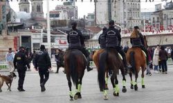 Taksim’de atlı polislere yoğun ilgi