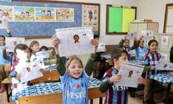 Trabzon'da karne alan öğrencilere bordo-mavili takımın formaları hediye edildi
