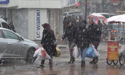 Aksaray’da şehir merkezine yılın ilk karı yağdı