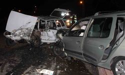 Otomobiller kafa kafaya çarpıştı: 5 yaralı