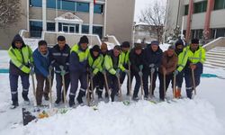 Özalp’ta kar yağdı, belediye ekiplerinin mesaisi de başladı