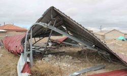Şiddetli fırtına tonlarca ağırlığındaki çatıyı uçurdu, elektrik direklerini eğdi