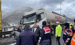 Anadolu Otoyolu'nda tırla çarpışan tankerin sürücüsü yaralandı