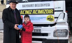 Bayburt'ta 8 yaşındaki Ömer, biriktirdiği parayı depremzedelere bağışladı