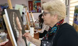 Ev hanımları halk eğitim merkezi ile resim yapma hayallerini gerçekleştiriyor