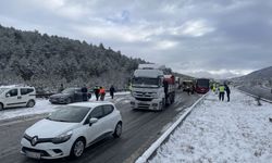 GÜNCELLEME - Anadolu Otoyolu'nun Bolu kesiminde 6 aracın karıştığı kazada 5 kişi yaralandı