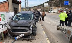 Karabük'te 3 kişinin yaralandığı zincirleme trafik kazası güvenlik kamerasında