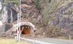 Karadeniz Sahil Yolu Hopa-Kemalpaşa arasında heyelan sonucu kapandı