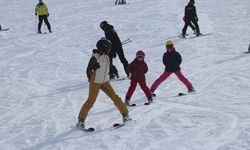 Kartalkaya'da tatilciler kayak ve snowboard yaparak eğlendi