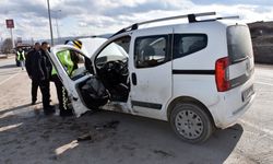 Sinop'ta hafif ticari araçla otomobilin çarpışması sonucu 10 kişi yaralandı