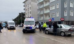 Sinop'ta iki otomobilin çarpıştığı kazada 3 kişi yaralandı