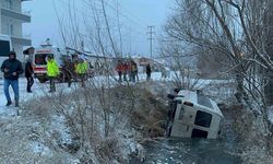 Buzlu yolda kayan servis minibüsü kanala düştü: 2 yaralı