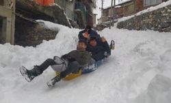 Çelikhan’da çocukların kar sevinci