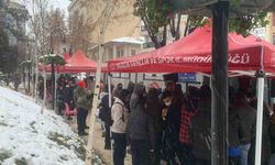 Depremde yaralananlar için kan vermek isteyen vatandaşlar uzun kuyruklar oluşturdu