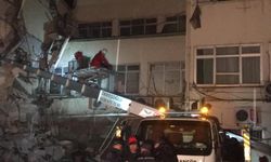 Depremde zarar gören hastanede mahsur kalan hemşire ve hastalar kurtarıldı