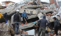 Elbistan’da 9 kişinin olduğu bir apartmanın enkazında arama kurtarma çalışmaları devam ediyor