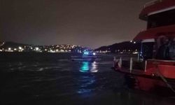 İstanbul’un Sarıyer ilçesinde selfie çekinen 4 arkadaştan biri sahil kenarında ayağının kayması sonucu denize düştü. Durumun bildirilmesi üzerine olay yerine gelen ekipler denize düşen genci arama çalışmalarına devam ediyor.