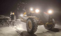 Karla mücadele ekipleri kapanan köy yollarını ulaşıma açtı