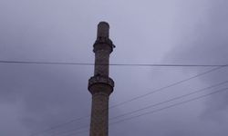 Osmaniye’de depremde yıkılan minarenin ucu eve zarar verdi