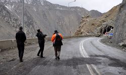 ARTVİN - Artvin-Erzurum kara yolunda heyelan - Vali Doruk'un açıklaması sırasında da heyelan oldu