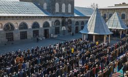 Diyarbakır'da cuma namazında tüm camilerde depremzedeler için dua edildi