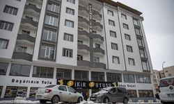 ERZURUM - Çatıdan düşen kar kütleleri araçlarda ağır hasara neden oldu