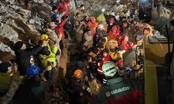 GAZİANTEP - İslahiye'de bir kişi depremin 113. saatinde enkazdan kurtarıldı (2)