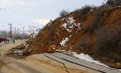 KAHRAMANMARAŞ - Yer kaymasının en fazla yaşandığı Ekinözü'nde yolda yarıklar oluştu, asfalt kabardı