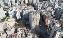 ADANA - Depremde hasar gören 14 katlı apartmanın yıkımı tamamlandı