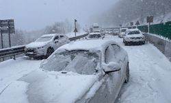 Bolu'da makaslayan tır ulaşımı aksattı