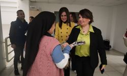 Düzce'de depremzede kadınlara karanfil dağıtıldı