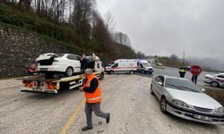 Düzce'de istinat duvarına çarpan otomobildeki 4 kişi yaralandı