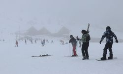 Kartalkaya Kayak Merkezi'nde kar etkili oluyor