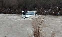 Kastamonu'da dere yatağında otomobille mahsur kalan 3 kişi kurtarıldı