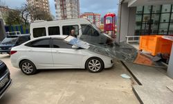 Rize'de fırtına çatıları uçurup araçlar, ağaçlar, duraklar ve tabelalara zarar verdi