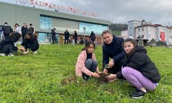 Salıpazarı'nda gençler ve sporcular fidan ve çiçekleri toprakla buluşturdu