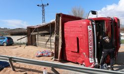 Samsun’da devrilen kamyondaki 2 kardeş yaralandı